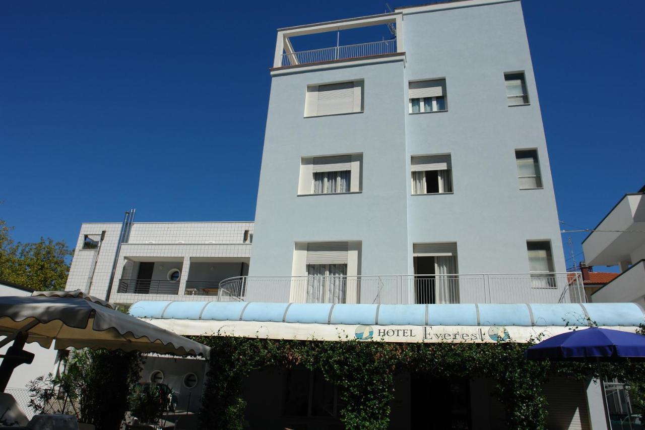 Everest Hotel *