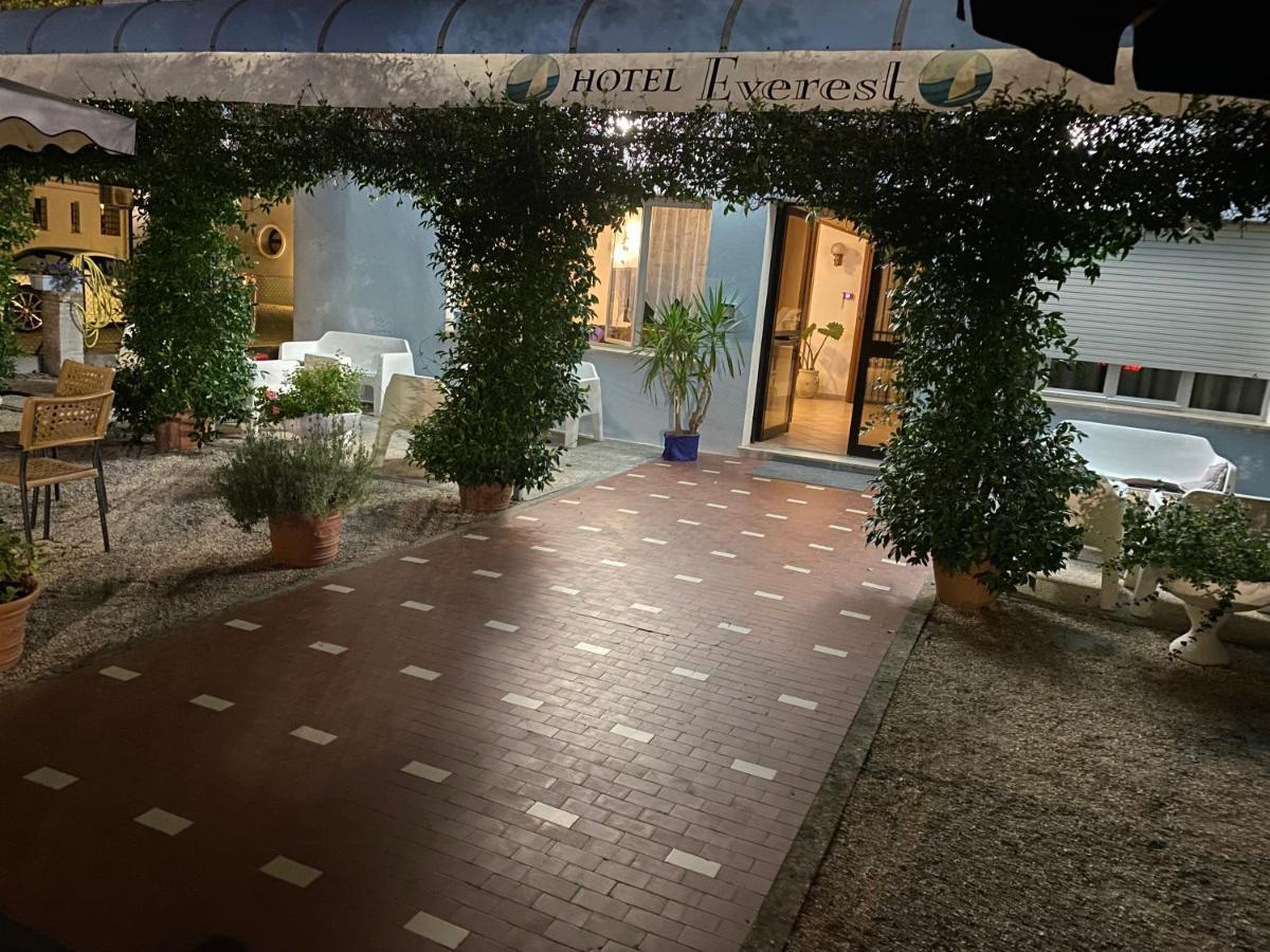 Everest Hotel