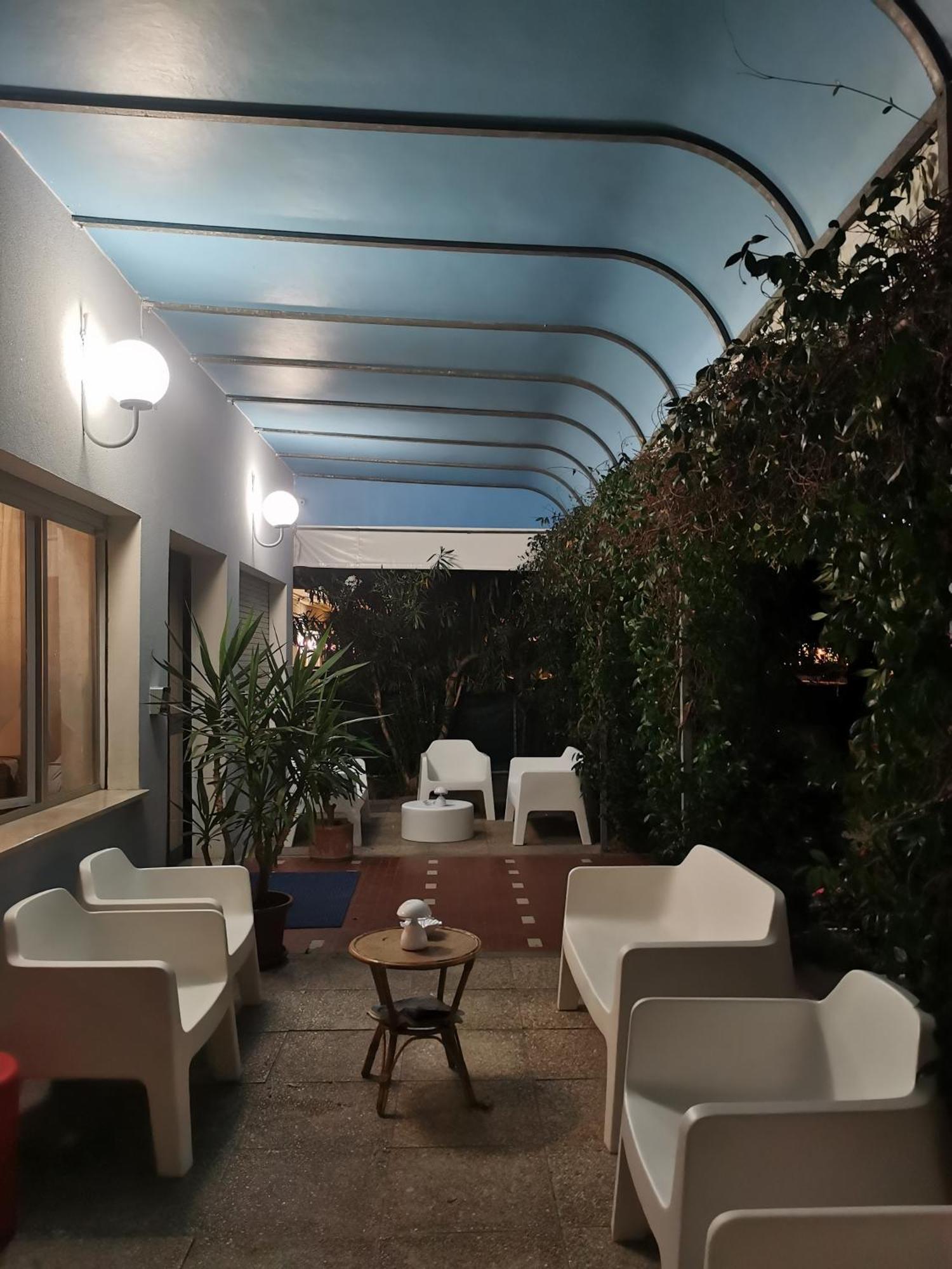Everest Hotel *